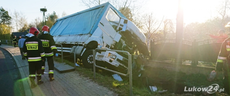 Tir w rowie. Kierowca zabrany śmigłowcem - Zdjęcie główne