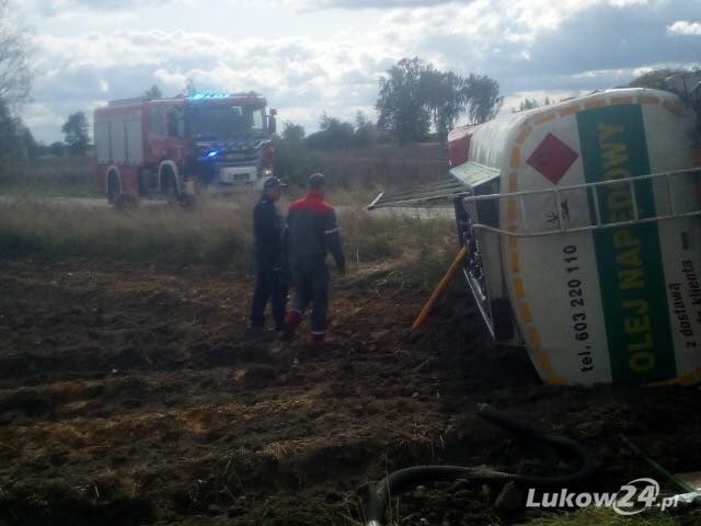 Cysterna wywróciła się na jezdnię  - Zdjęcie główne