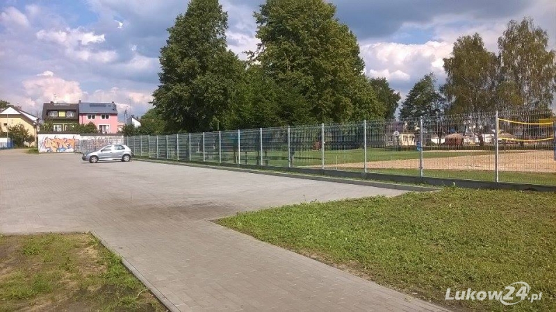 Mandaty lecą, a parking stoi pusty - Zdjęcie główne