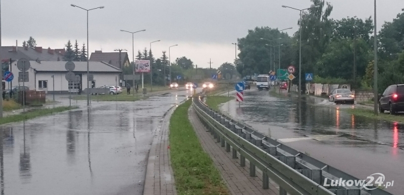 Zalane działki i skrzyżowanie na Żelechowskiej - Zdjęcie główne