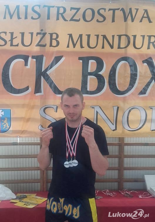 Funkcjonariusze służb mundurowych z medalami - Zdjęcie główne