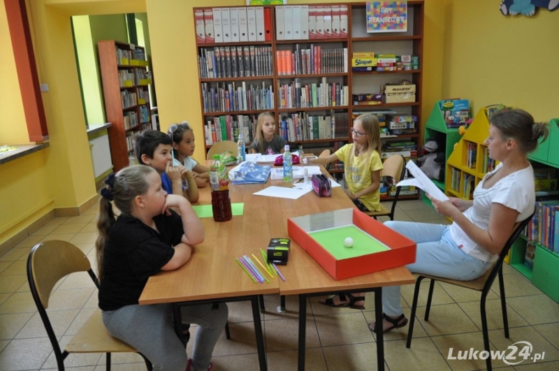 Spędzali wakacje w bibliotece - Zdjęcie główne