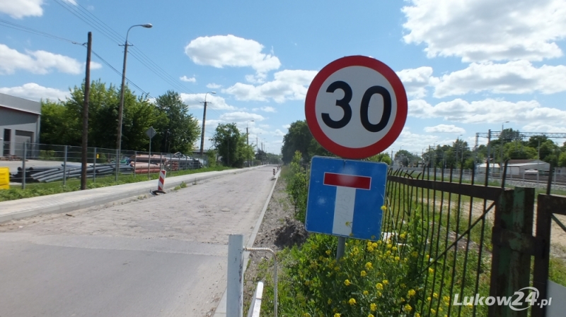 Powstaje chodnik na ulicy Okrzei - Zdjęcie główne