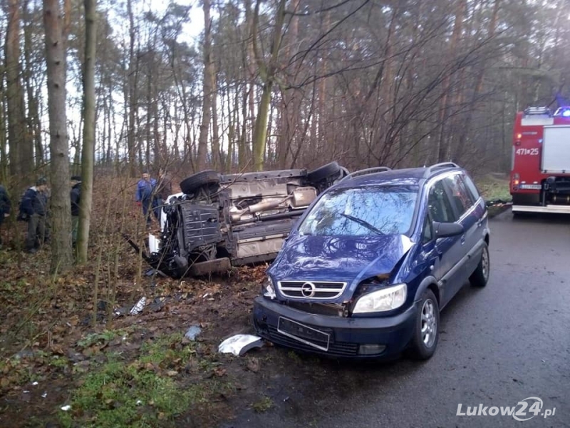 Zderzenie opla i dacii w Wesołówce. Kobieta nie mogła się wydostać z auta - Zdjęcie główne