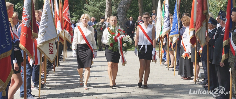 Delegacje złożyły kwiaty - Zdjęcie główne