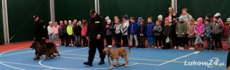 Policjanci z owczarkami odwiedzili "Czwórkę" - Zdjęcie główne