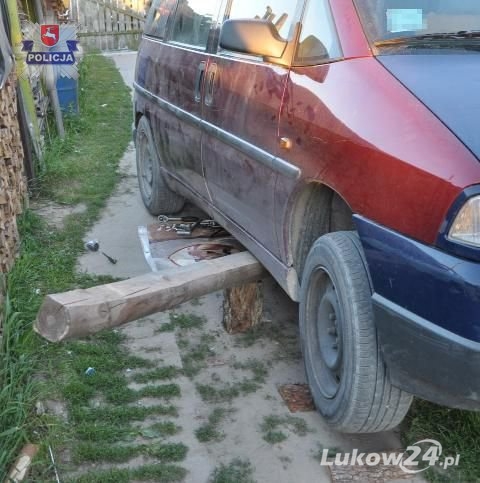 Samochód osunął się z podnośnika. Przygniótł mężczyznę! - Zdjęcie główne