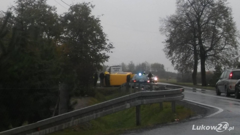 Przewrócony samochód na trasie do Stoczka - Zdjęcie główne