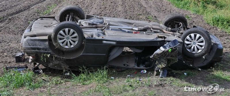 Hamowali przed ciężarówką. Wylądowali w polu - Zdjęcie główne