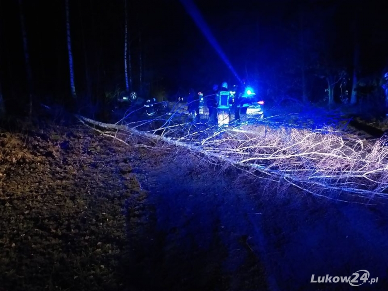 Sylwestrowa noc. Auto w rowie, a kierowcy nie ma  - Zdjęcie główne