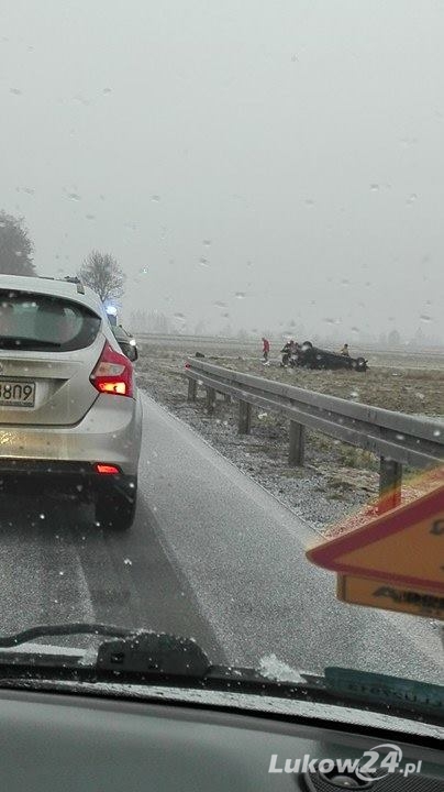 Ślisko. BMW wylądowało na dachu - Zdjęcie główne