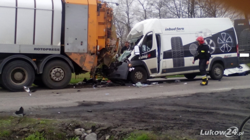 Wypadek w Dębowicy. Samochód dostawczy wbił się w