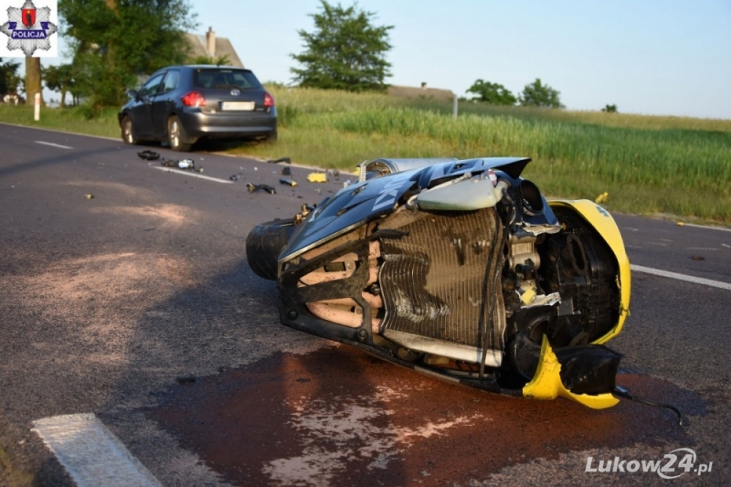 Motocykl rozpadł się po zderzeniu - Zdjęcie główne