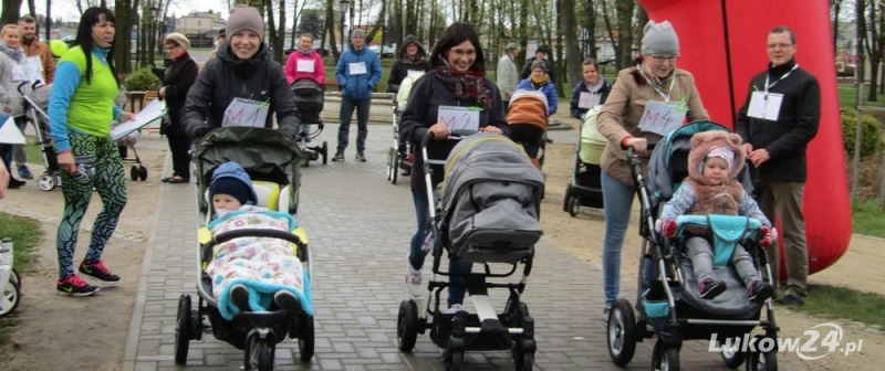 Ściganie w miejskim parku - Zdjęcie główne