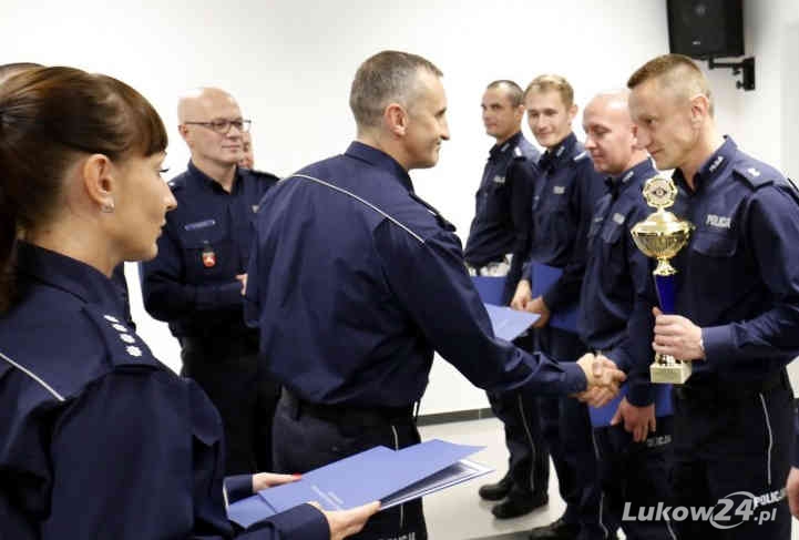 Kiedy dzwonisz na policję może odebrać najlepszy dyżurny regionu - Zdjęcie główne