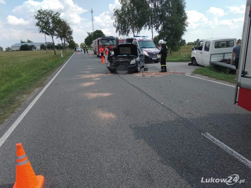 Opel zderzył się z busem - Zdjęcie główne