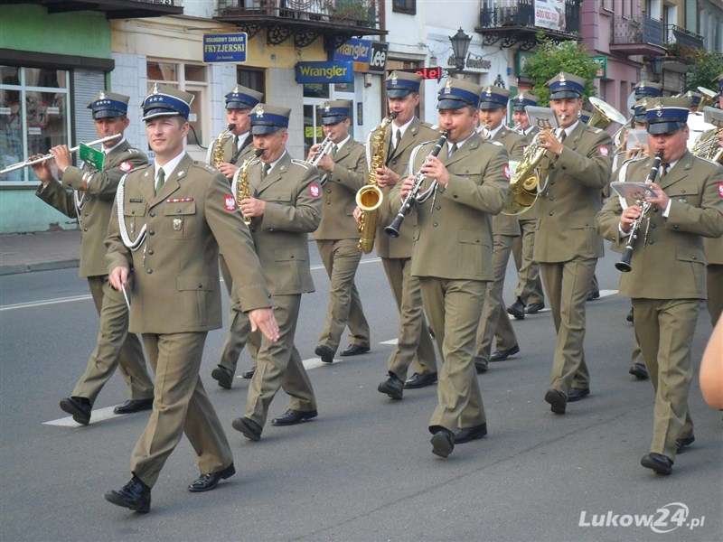 Wojskowa orkiestra na festynie - Zdjęcie główne