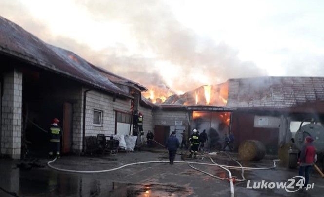 W Lipinach płonęła stodoła. W środku znajdował się sprzęt rolniczy oraz bele słomy - Zdjęcie główne