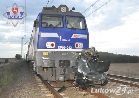 Wjechał citroenem pod pociąg! - Zdjęcie główne