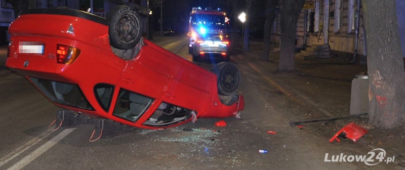 Auto na dachu na środku ulicy. Zobacz film - Zdjęcie główne