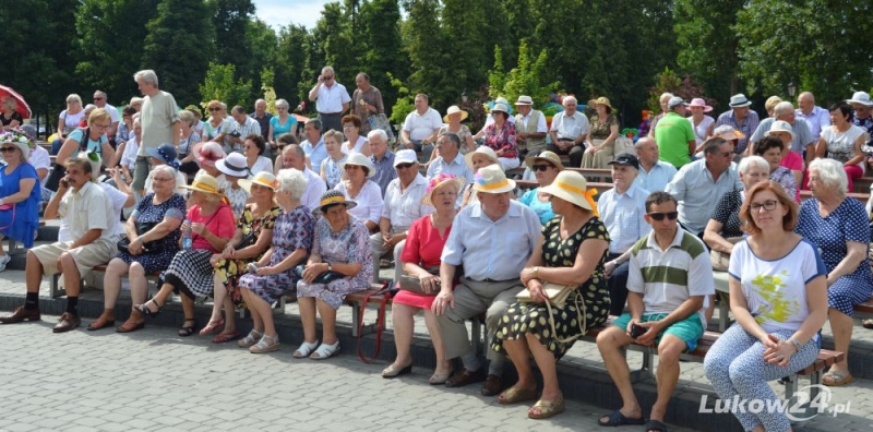 Seniorada w kapeluszach - Zdjęcie główne