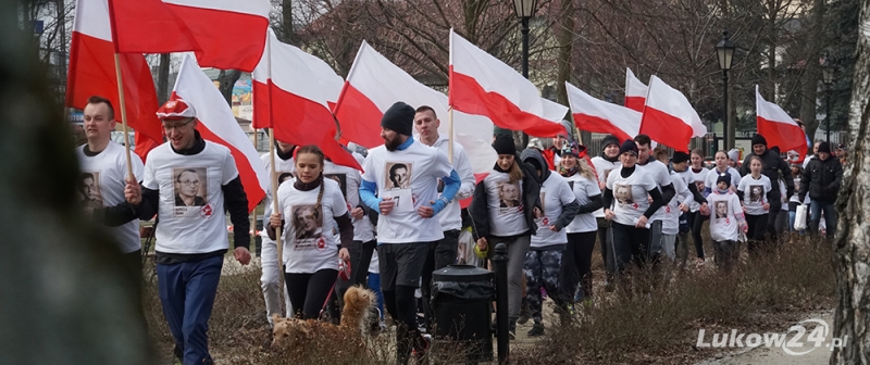 Bieg z biało-czerwonymi flagami - Zdjęcie główne