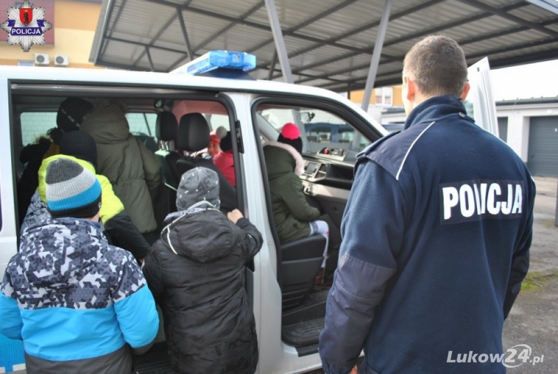 Uczniowie z Zespołu Szkół w Staninie podglądali pracę policjantów  - Zdjęcie główne