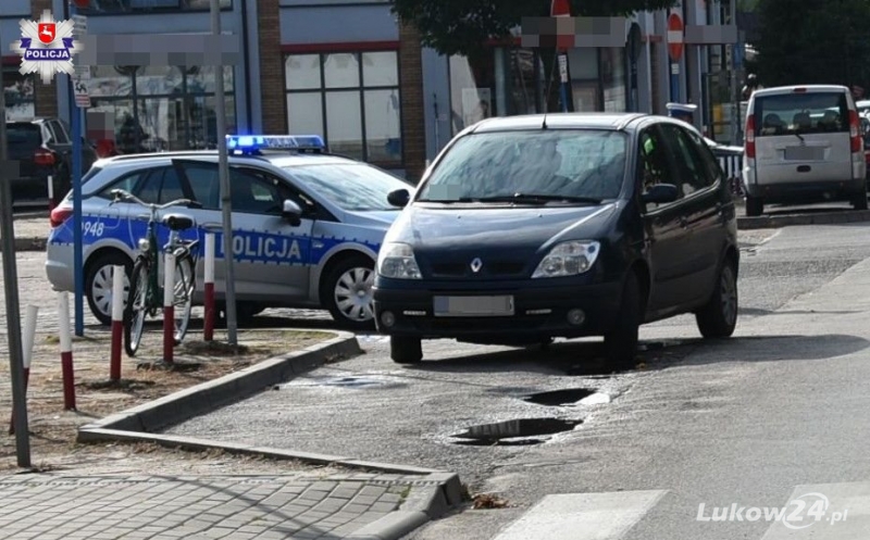 Rowerzysta uderzony drzwiami od auta został ranny - Zdjęcie główne