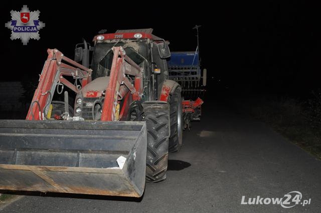 Uderzyła Volkswagenem w maszynę rolniczą - Zdjęcie główne