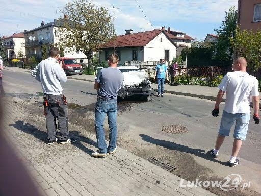 Rozpędzony Opel uderzył w zaparkowanego Jeep\'a - Zdjęcie główne