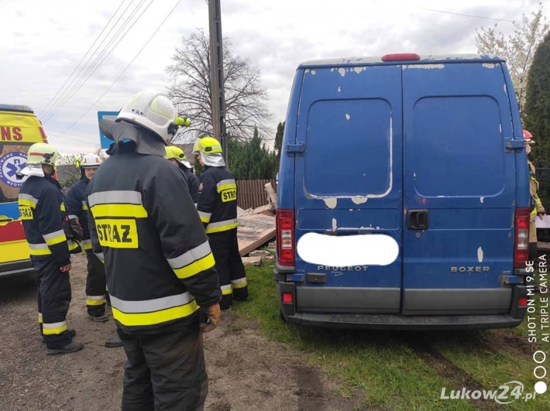 Wjechał w przystanek autobusowy - Zdjęcie główne