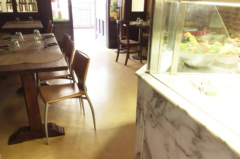 Il Desco Bistrot dinign are with rustic furniture and furnishings