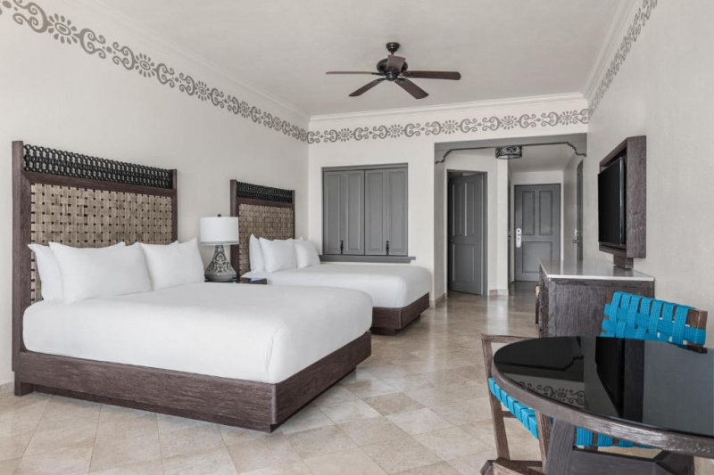 Deluxe room with roll-in shower