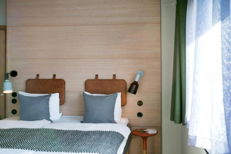 Accessible double twin room with city views