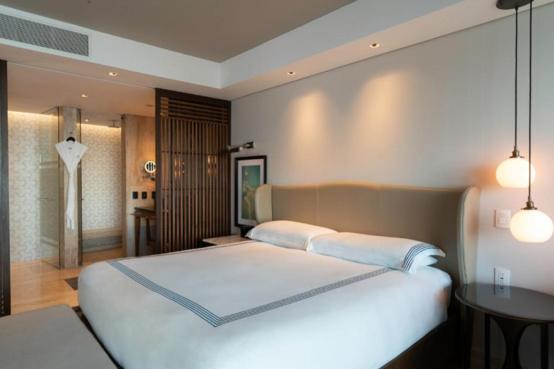 King room with pool view