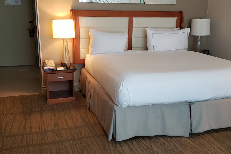 Accessible king room with bathtub
