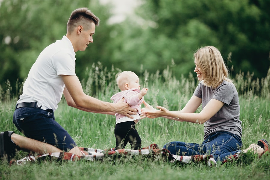 Baby gaat leren lopen en zet eerste stapjes