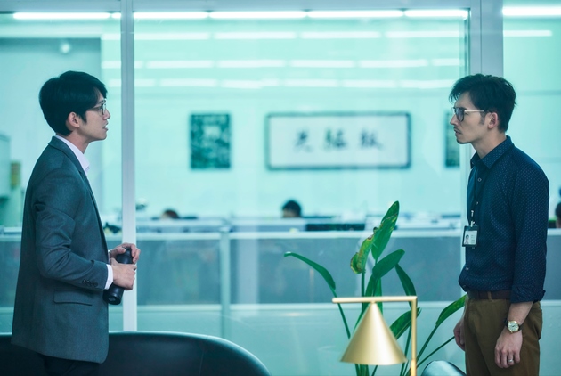 《我們與惡的距離》律師吳慷仁(左)為兇手辯護,與受害者家屬溫昇豪(右)立場對立