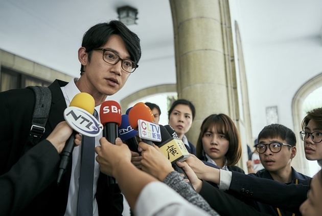 《我們與惡的距離》吳慷仁飾演專為「惡人」辯護的法扶律師
