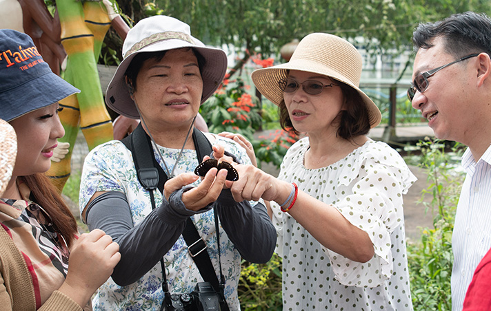 導覽志工黃月英、蜈蚣里里長黃美玉及暨南大學土木系主任陳谷汎。