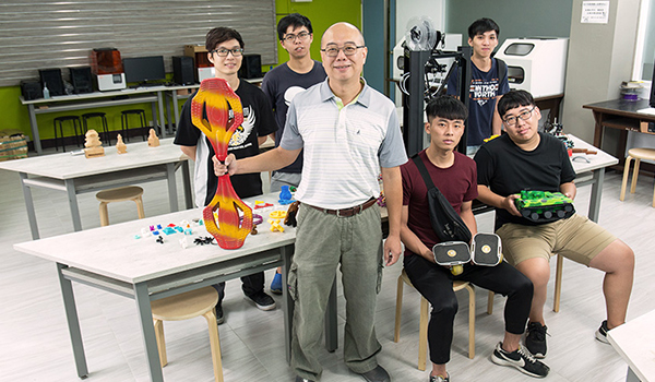 李博明身體力行,自學蛇板跟飄移板。