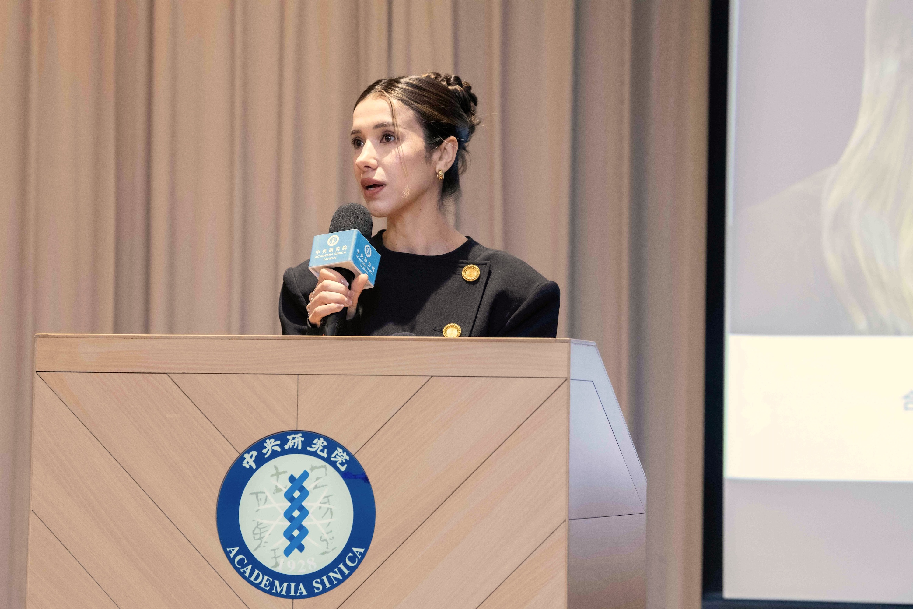 失去家園、親人、與尊嚴，如何不讓仇恨接管人生？諾貝爾獎得主娜蒂雅．穆拉德，走過滅絕傷痛的倖存者告白- Cheers快樂工作人