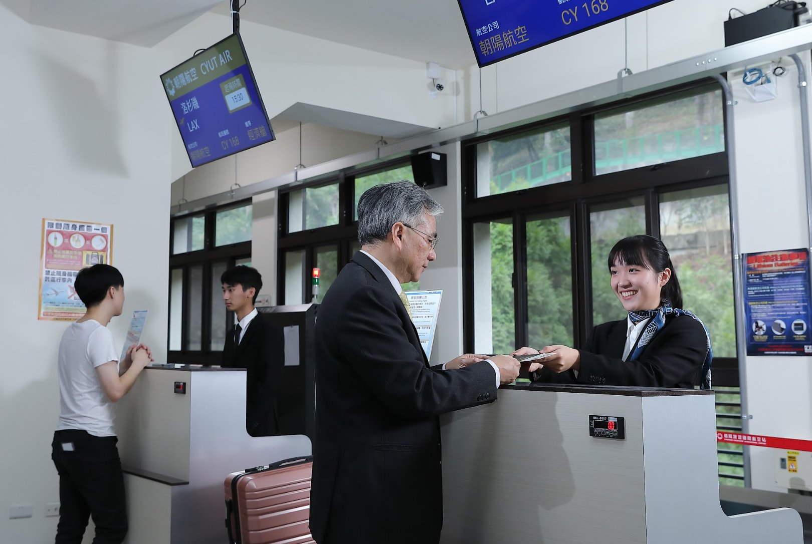 航運系大一學生賴宜婷正在模擬為旅客辦理登機手續
