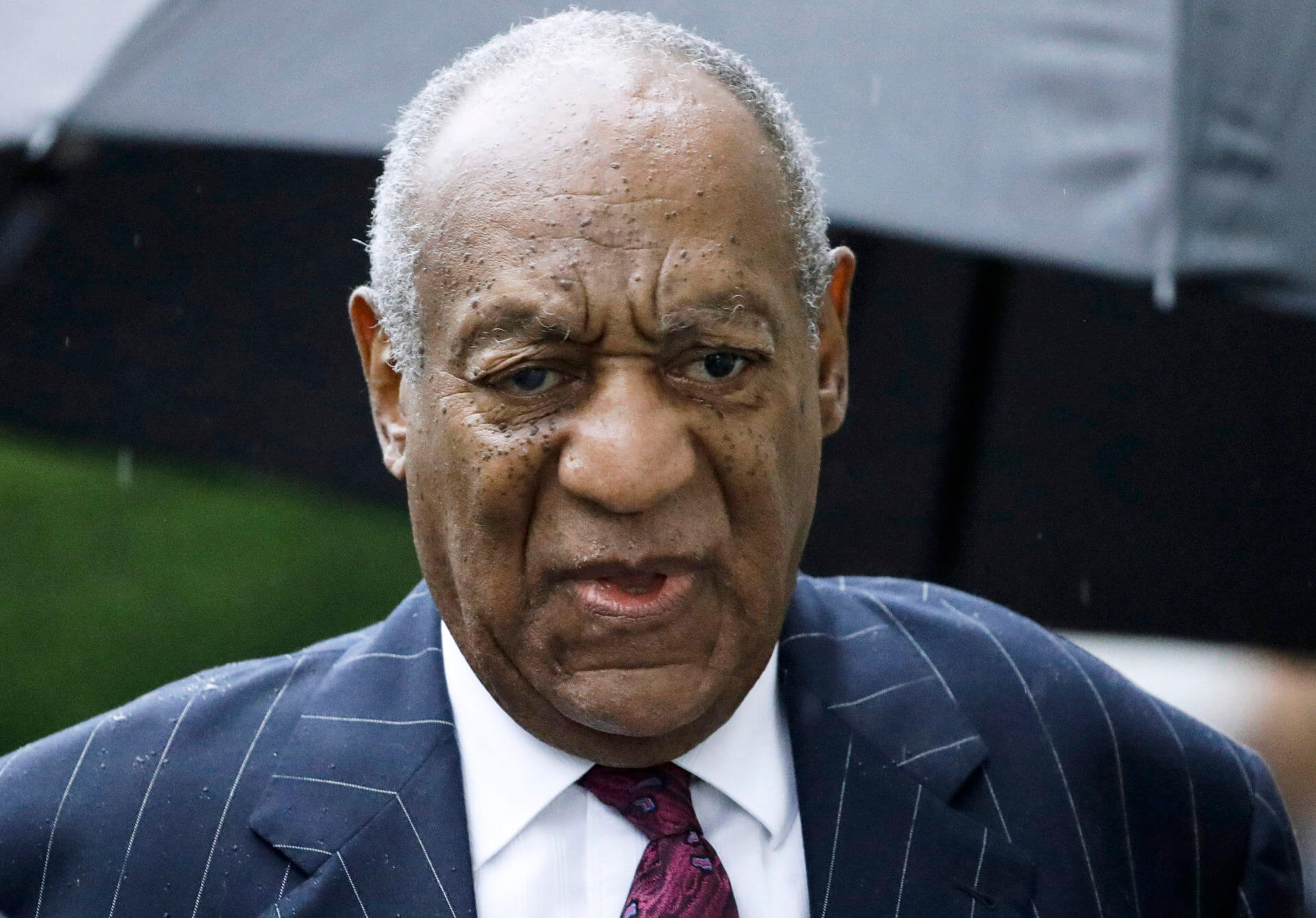Bill Cosby walks into court