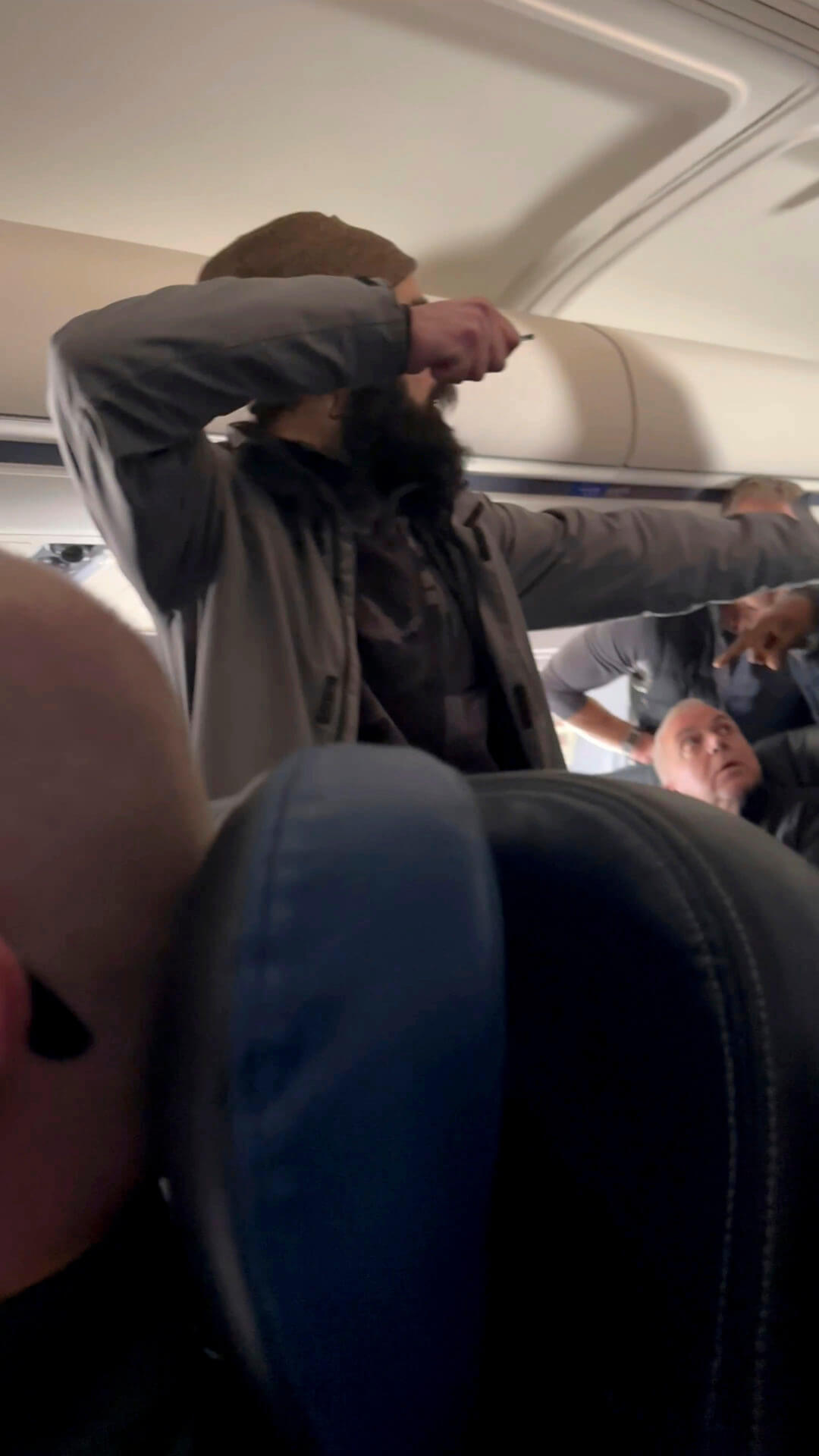 How Passengers Teamed Up To Restrain Man On Chaotic Flight Court Tv 