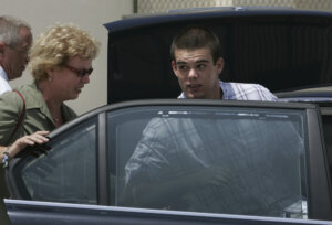 Joran van der Sloot enters his family's car.