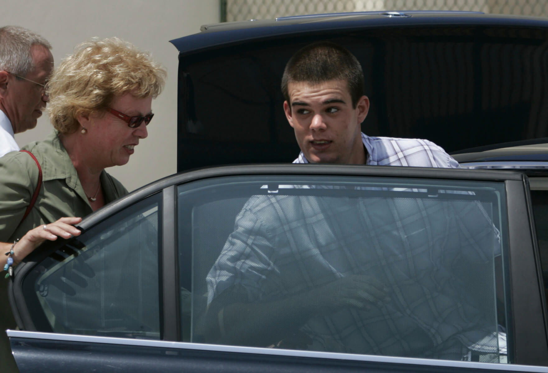 Joran van der Sloot enters his family's car.