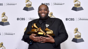 killer mike poses with awards