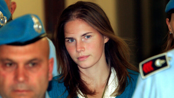 amanda knox escorted by police