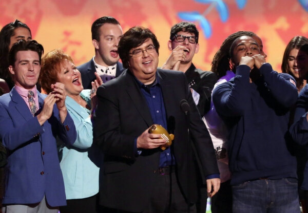 File of Dan Schneider and other Nockelodeon staffers accepting an award.